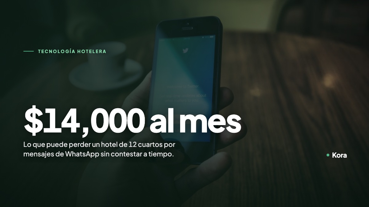 Mano sosteniendo un celular sobre una mesa, con el dato de cuánto pierde un hotel por no contestar WhatsApp