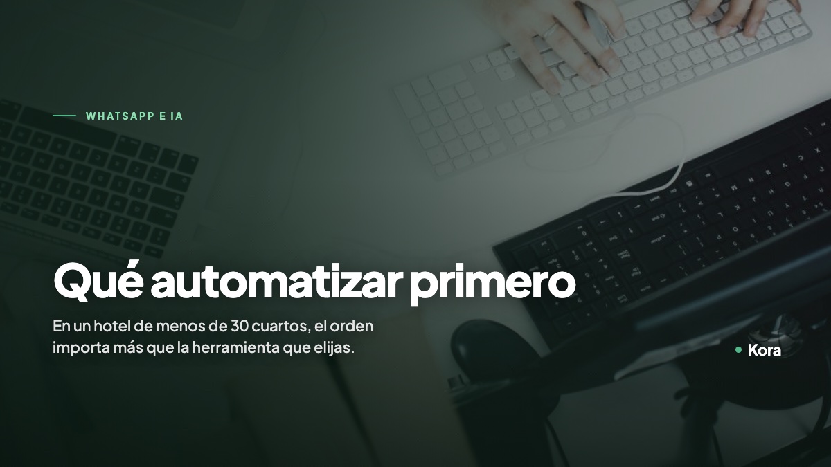 Escritorio con laptop visto desde arriba, sobre qué automatizar primero en un hotel