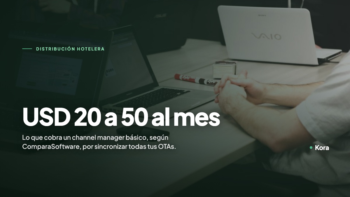 Dos laptops abiertas sobre una mesa, con lo que cuesta un channel manager al mes
