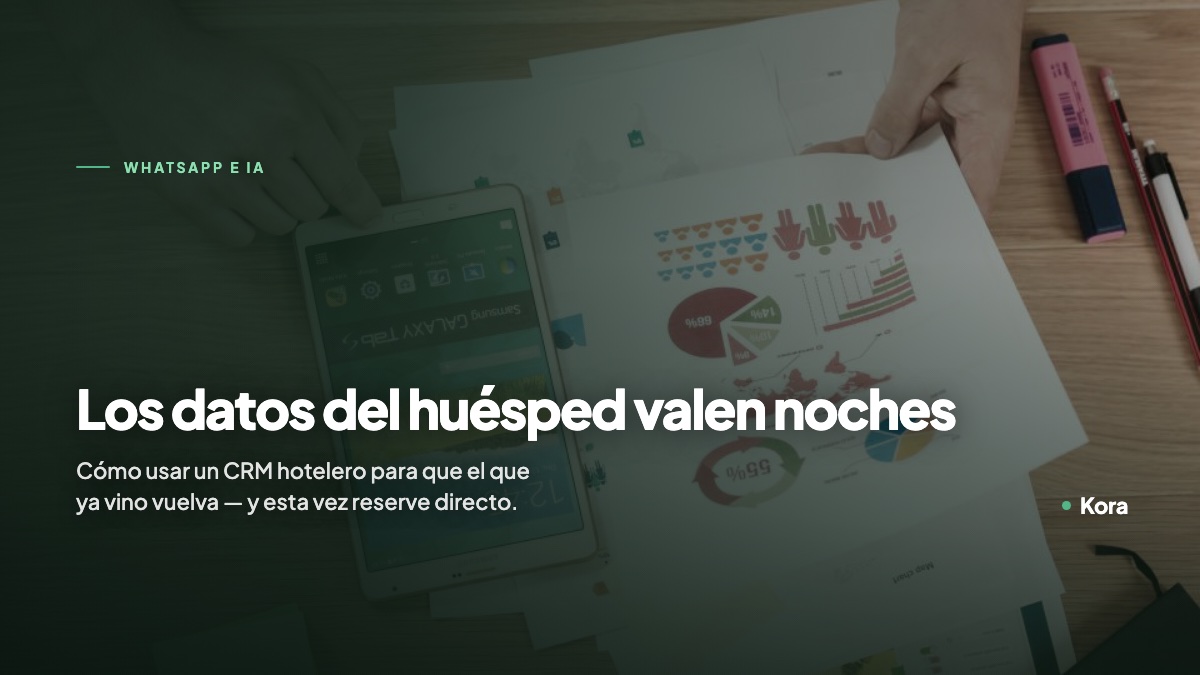 Tableta con gráficas y documentos sobre un escritorio, sobre el CRM para hoteles