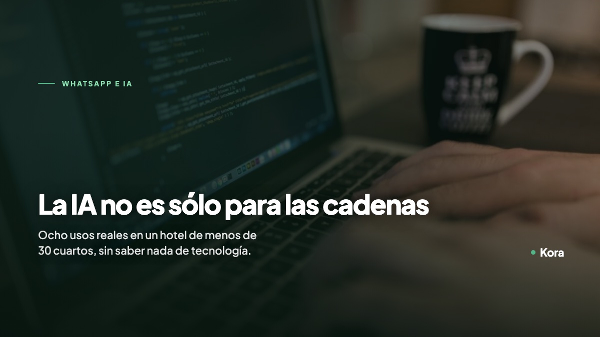 Manos escribiendo en una laptop, sobre los usos reales de la IA en un hotel pequeño