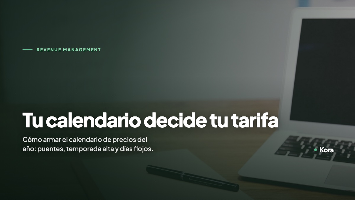 Libreta de planeación junto a una laptop, sobre el calendario de tarifas por temporada