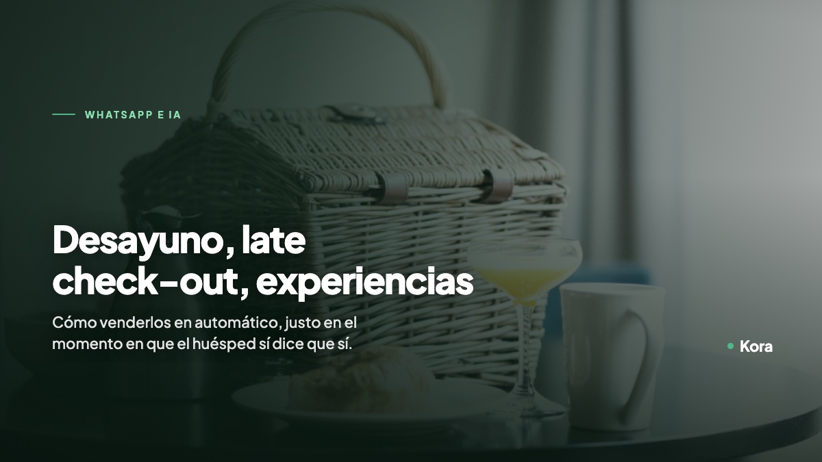 Charola de desayuno servida en una habitación de hotel, sobre el upselling de desayunos y late check-out
