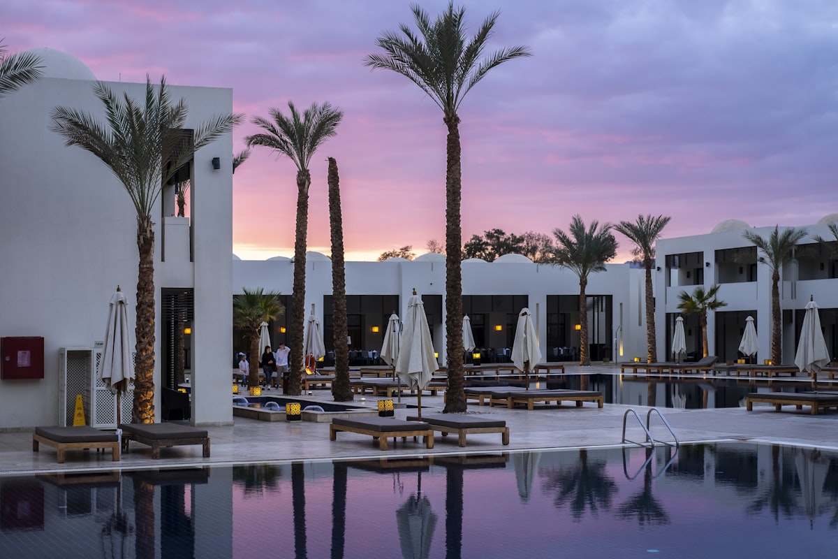 Hotel boutique con alberca al atardecer